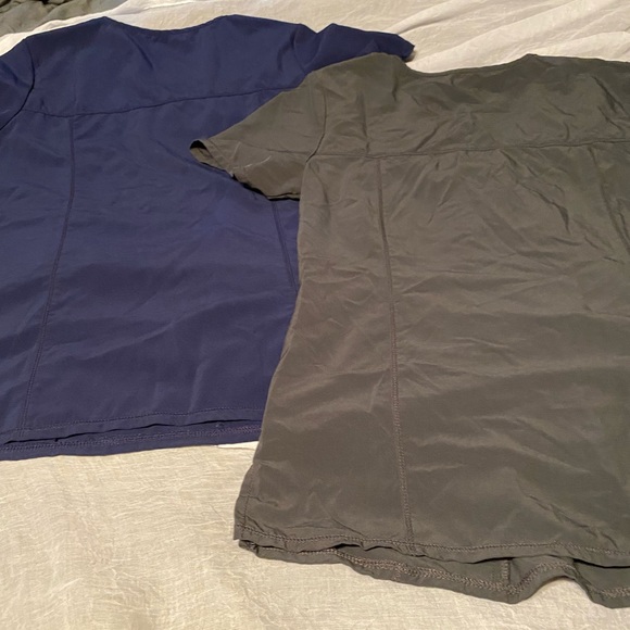 Two loose fitting scrub tops - Picture 5 of 5